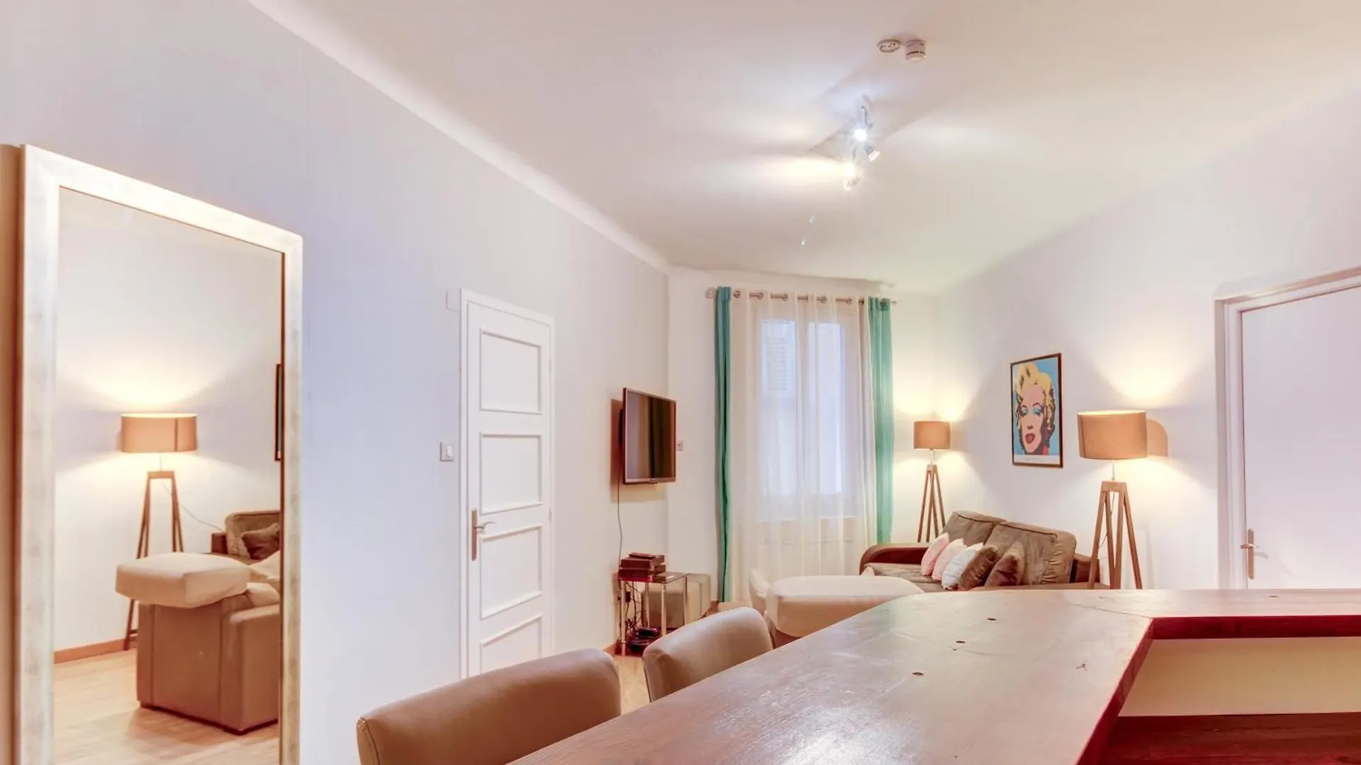 Old Town Nice, Very Near Beach Apartment Nice