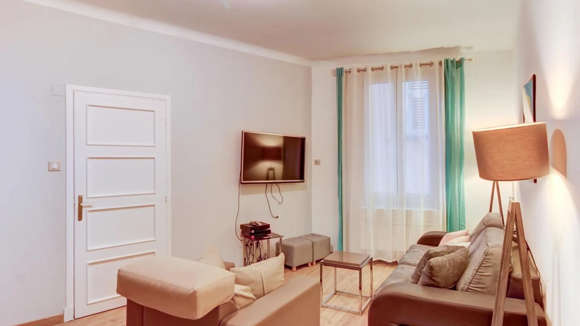 Old Town Nice, Very Near Beach Apartment Nice